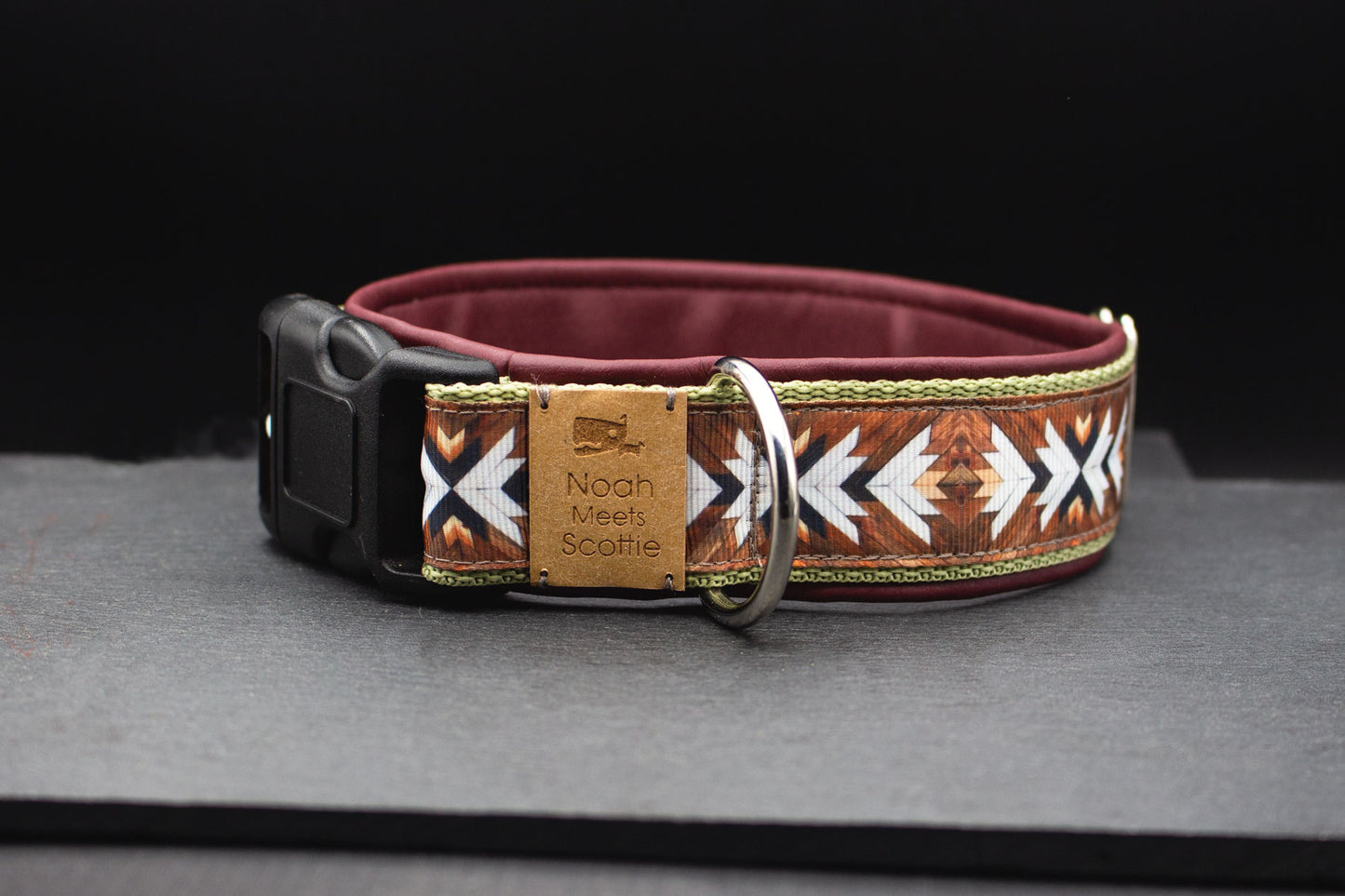 Detail Hundehalsband TARA – edle Holzoptik, bordeauxfarben gefüttert