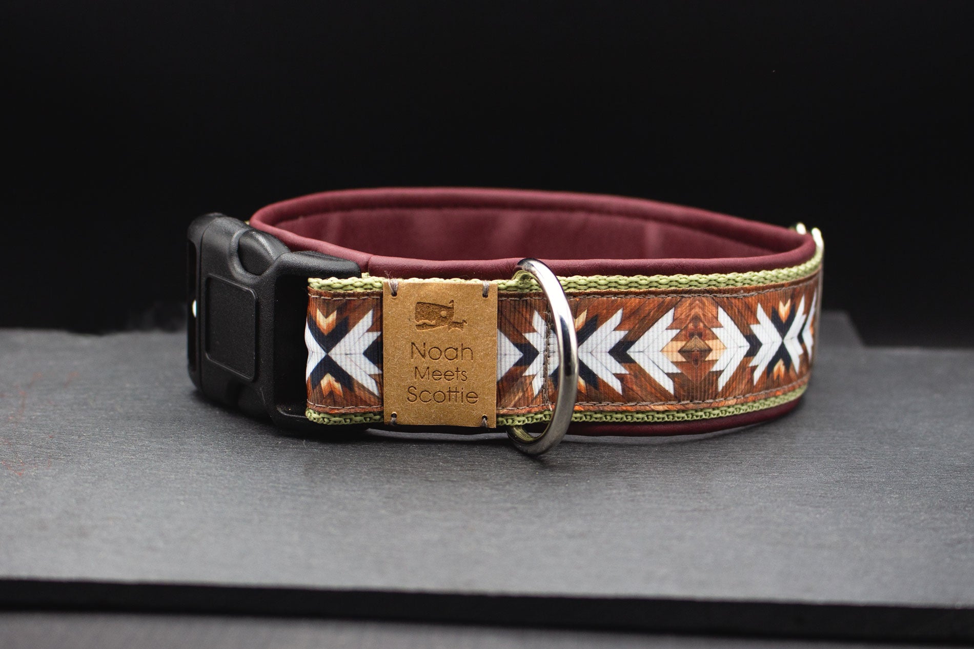 Detail Hundehalsband TARA – edle Holzoptik, bordeauxfarben gefüttert