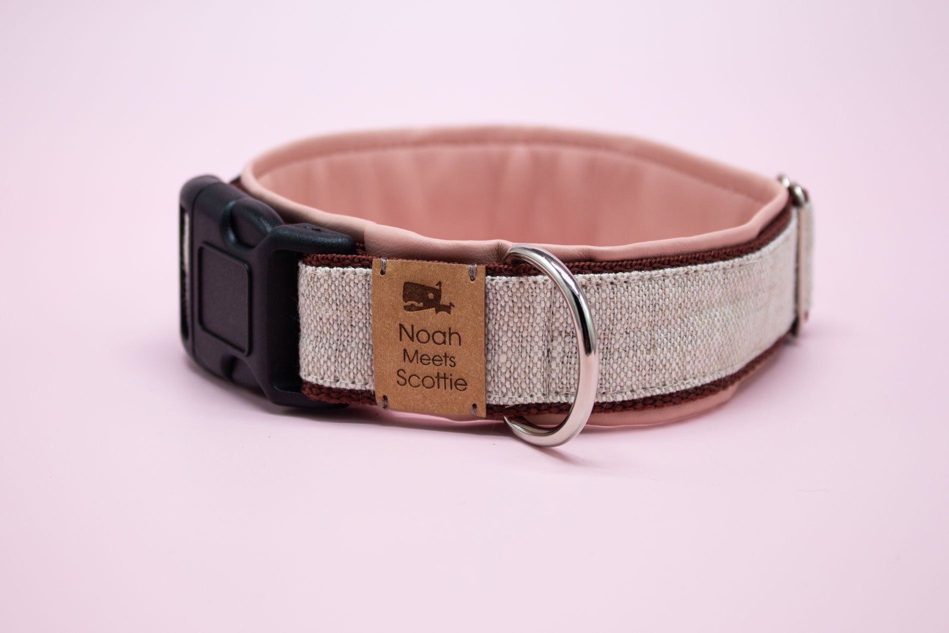 Detail Hundehalsband TILDA – creme Leinenoptik mit dunkelbraunem Gurtband und altrosa Kunstleder