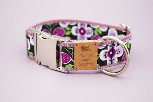 Hundehalsband TRAUMSCHATTEN mit Blumenmuster in Lila und Schwarz, romantisch elegant