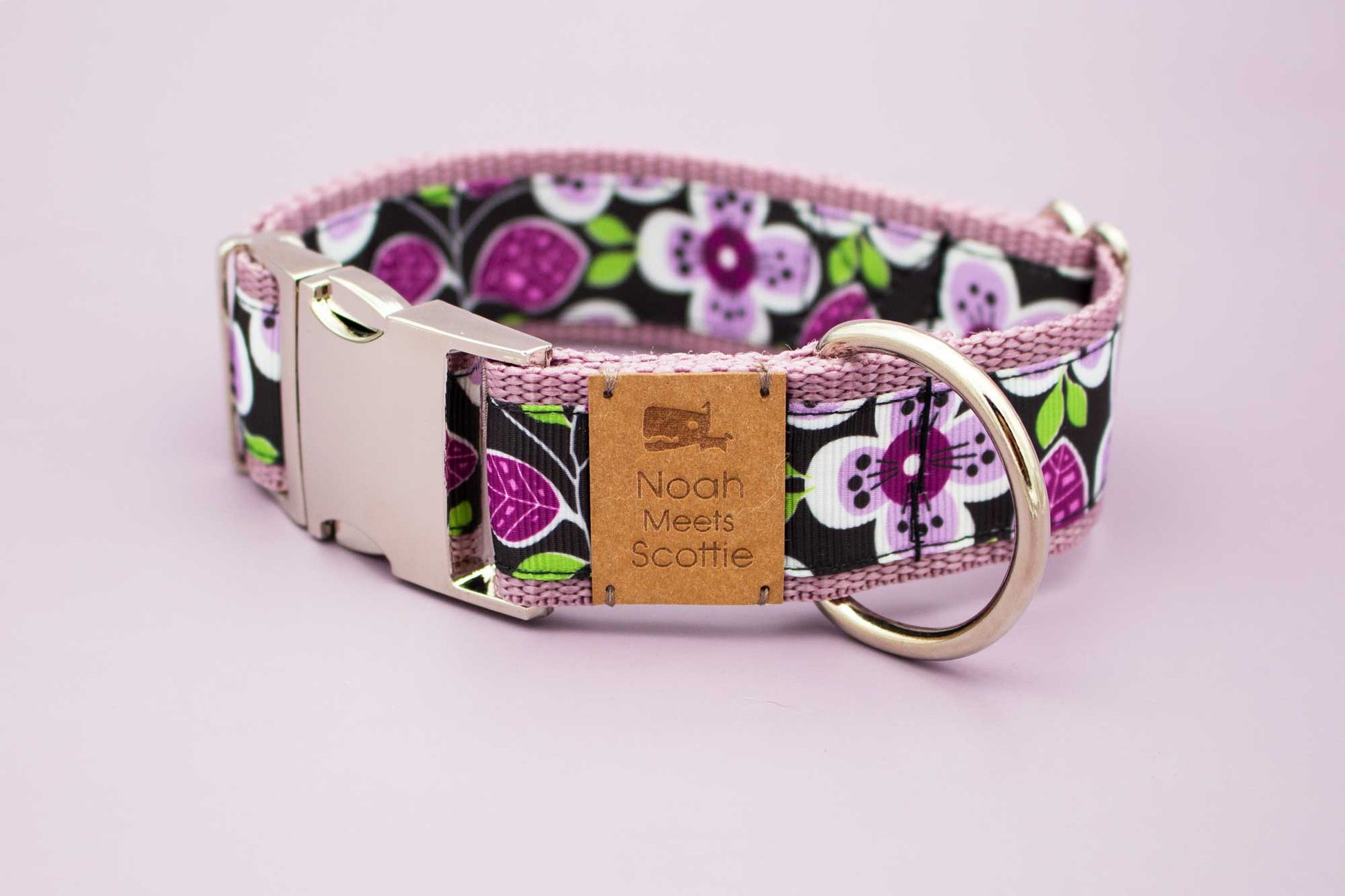 Hundehalsband – lila-schwarzer Stoff mit weißen Blüten, silberfarbene Metallschnalle