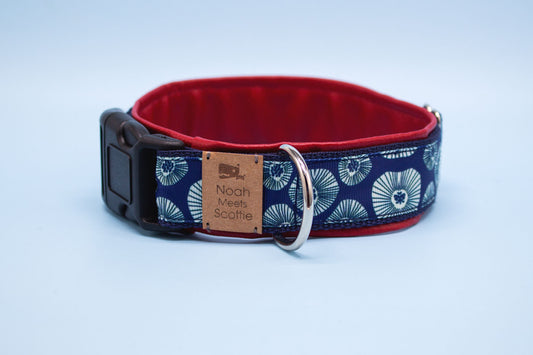 Hundehalsband TULA in Dunkelblau mit weißen Blumen und rotem Futter