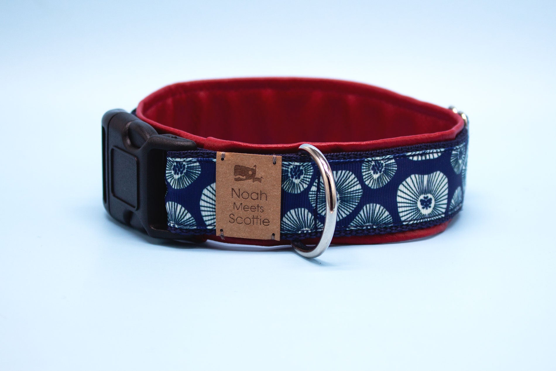 Detailansicht Hundehalsband TULA mit abstraktem Blumenmuster