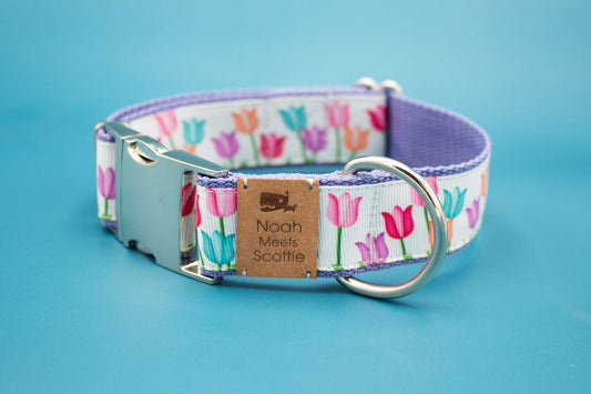 Hundehalsband mit buntem Tulpenmuster und fliederfarbenem Gurtband, verstellbar