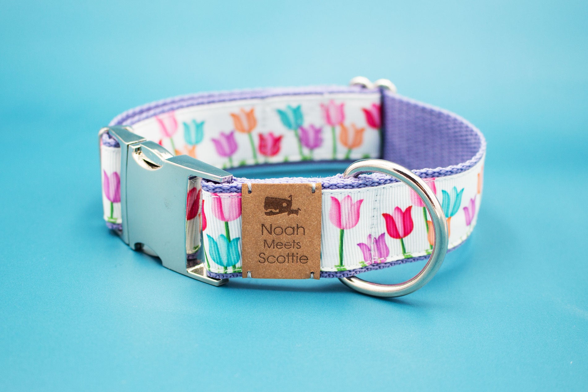 Hundehalsband – weiße Basis mit Tulpen in Rosa, Pink, Rot und Lila, silberfarbene Metallschnalle