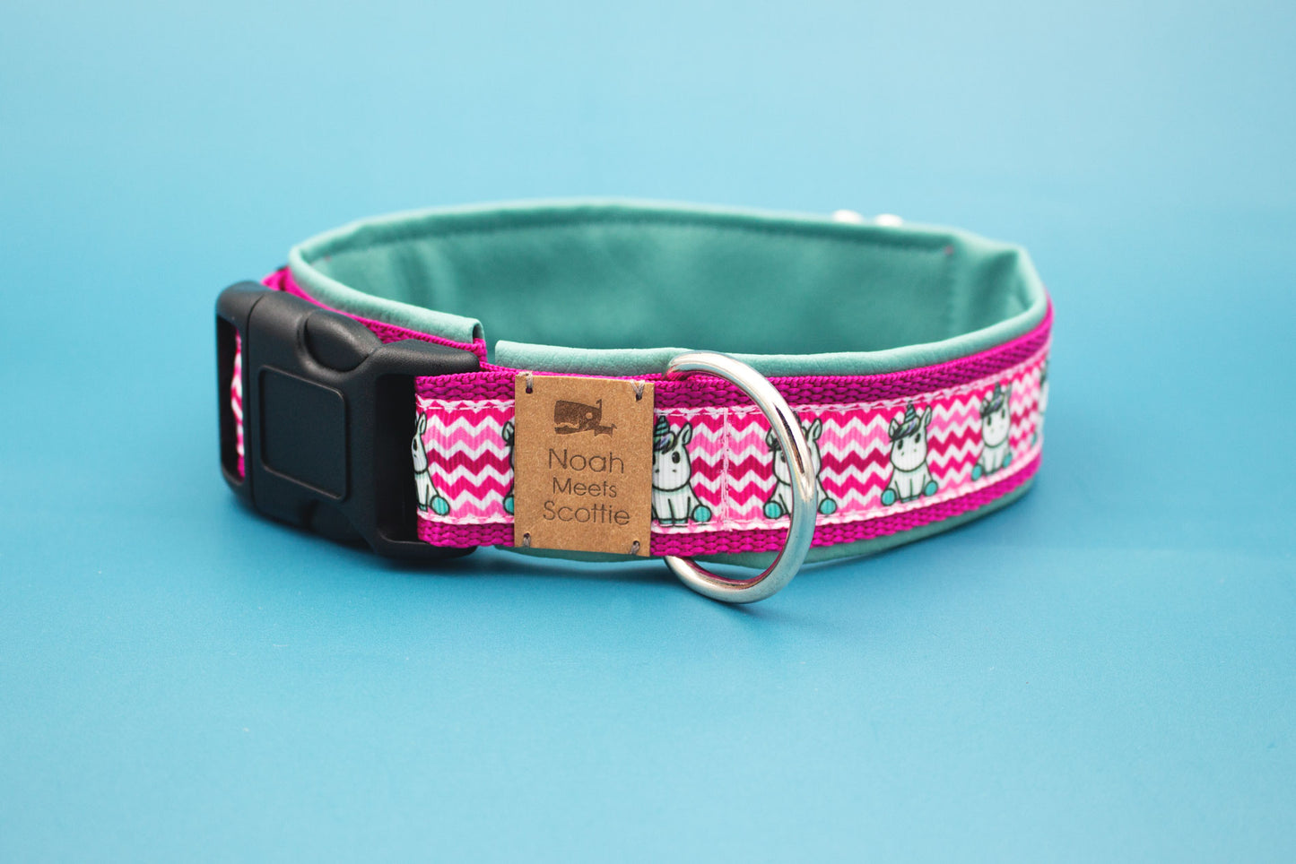Hundehalsband UNI-CORNI – süßes pink-weißes Zickzackmuster mit Einhörnern, verstellbar und verspielt