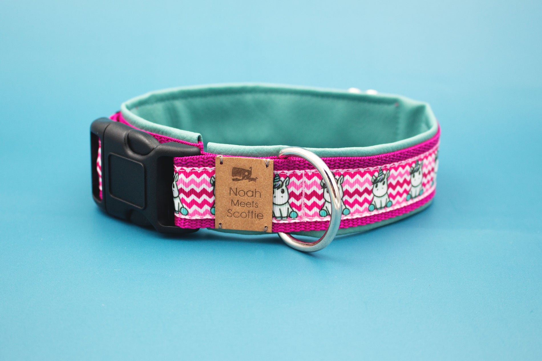 Hundehalsband UNI-CORNI – süßes pink-weißes Zickzackmuster mit Einhörnern, verstellbar und verspielt