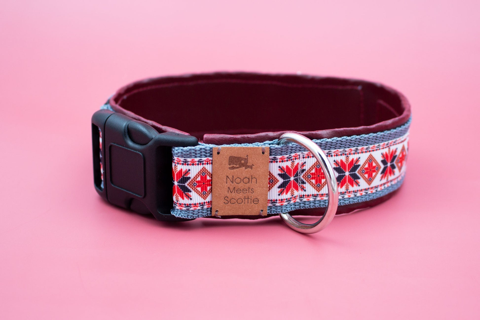 Seitenansicht Hundehalsband UP NORTH, robust und verstellbar, winterliches Design im Norwegermuster