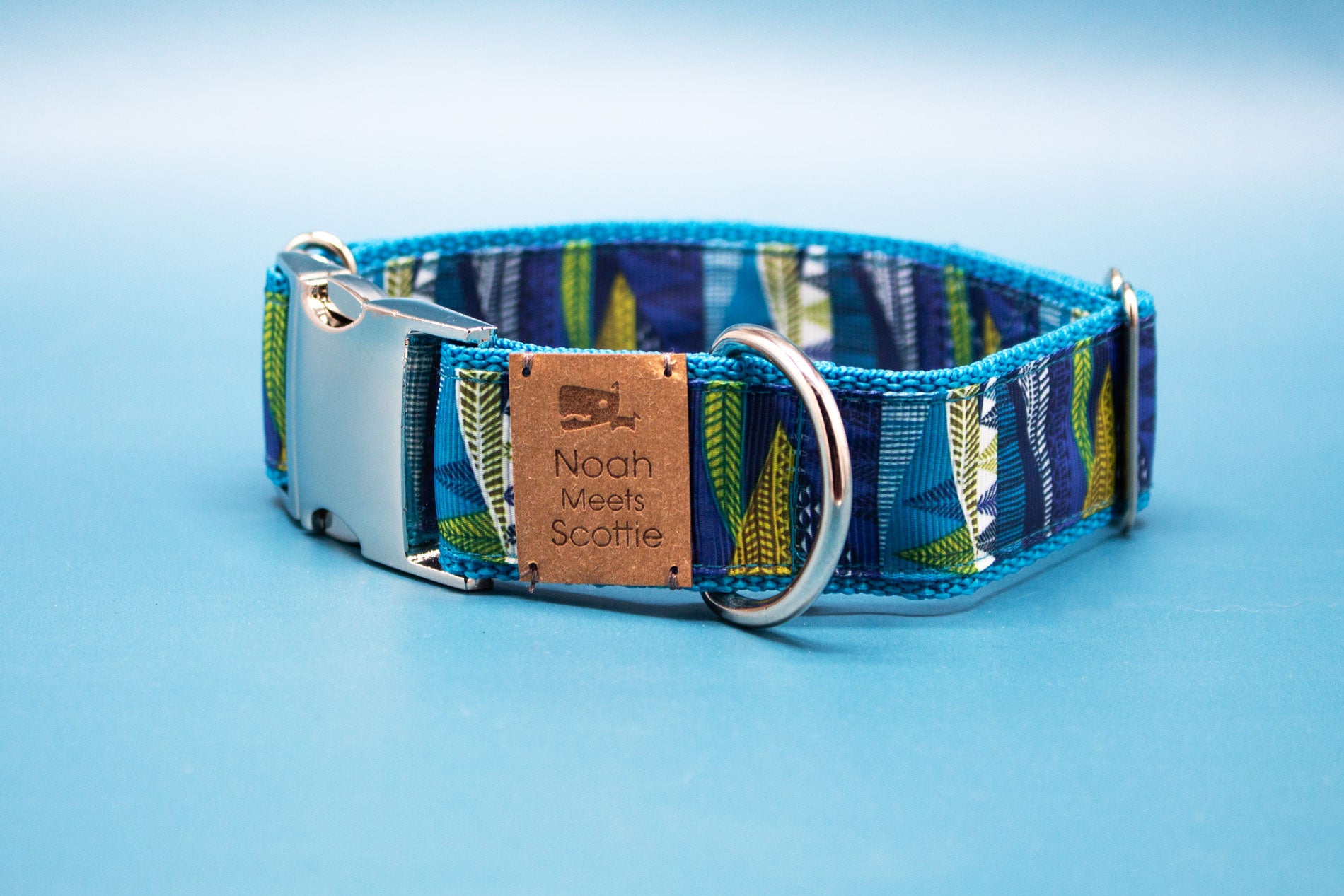 Hundehalsband – modernes Wald-Design, silberfarbene Metallschnalle