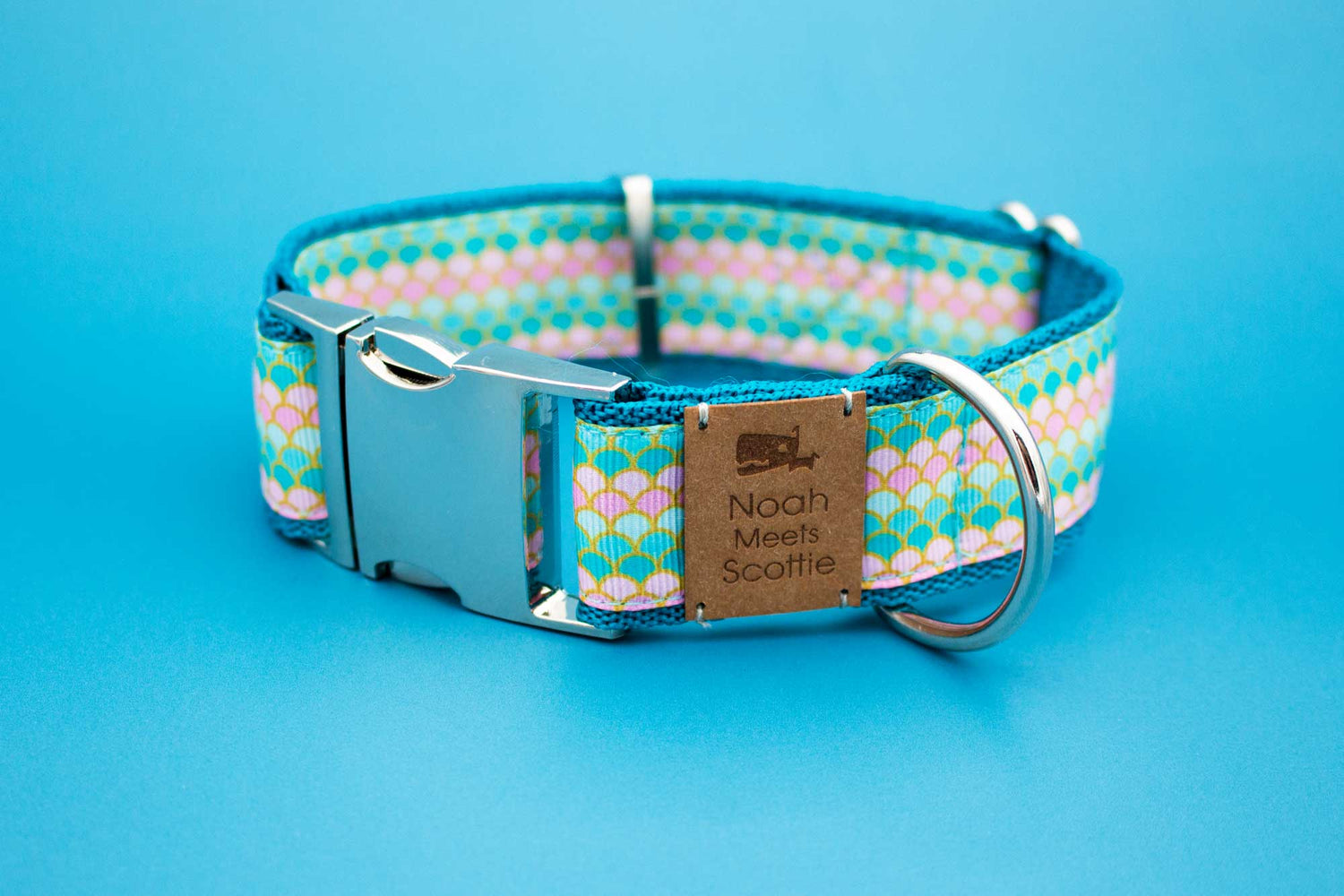Hundehalsband WASSERPERLE – Schuppenmuster in Mint und Rosa, maritim, verspielt, robust, verstellbar
