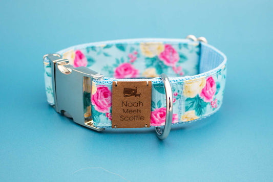 Hundehalsband WOLKENROSE – Rosen Motiv in Hellblau, Rosa und Gelb, romantisch, verspielt, robust, verstellbar