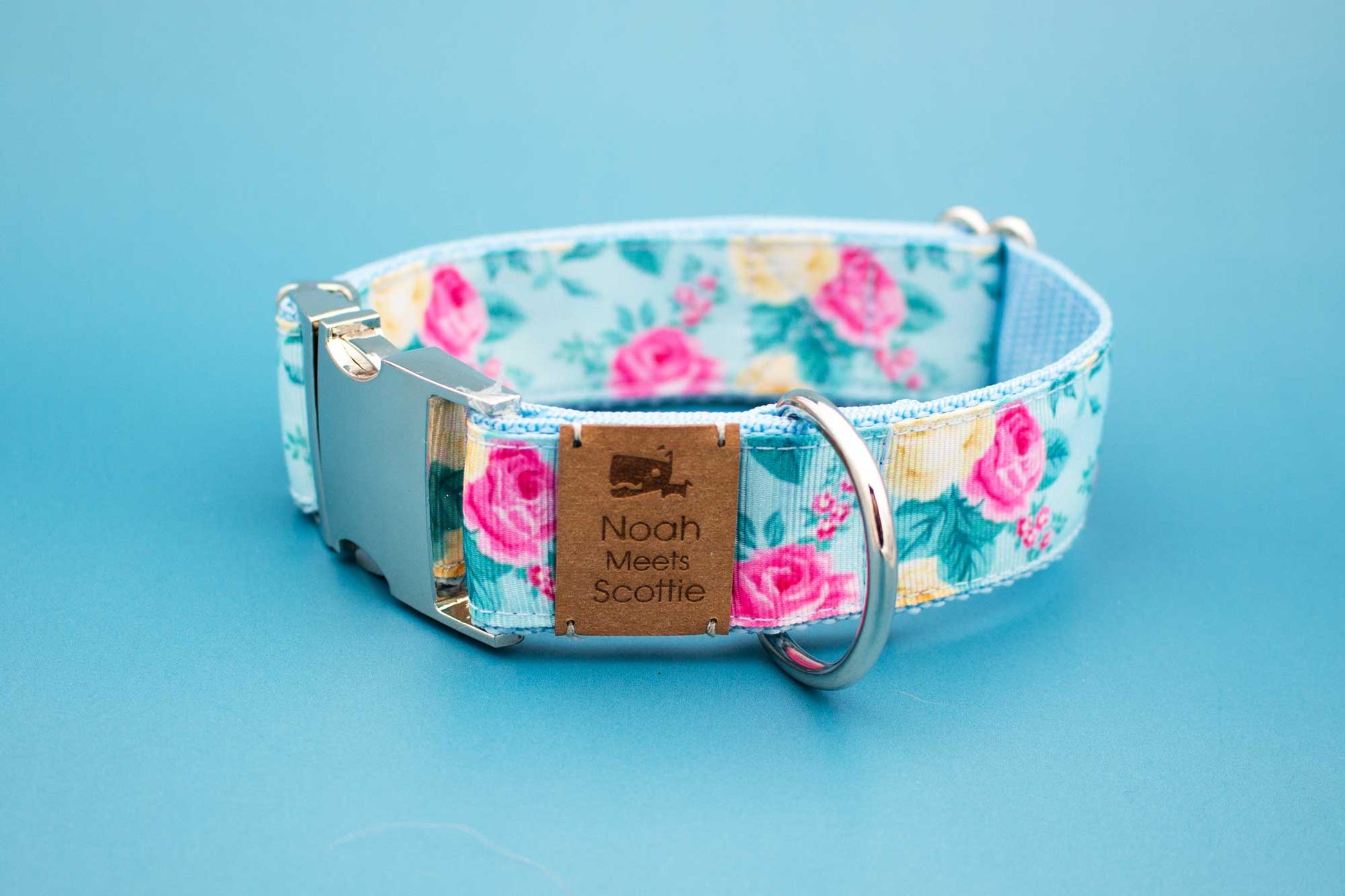 Detail Hundehalsband WOLKENROSE – florales Rosen Design auf hellblauem Grund, romantisch und poetisch