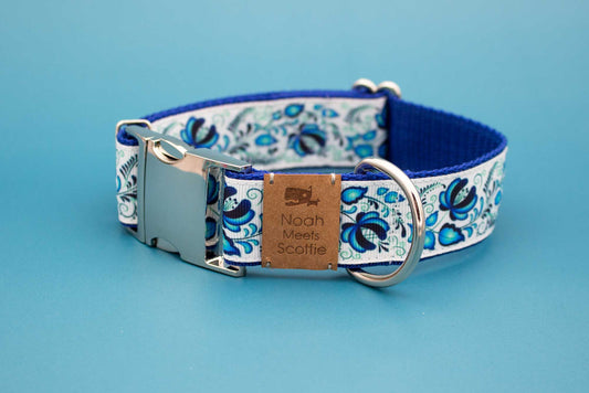 Hundehalsband ZEITGEFLÜSTER mit Ornamentmuster in Blau und Weiß, traditionell elegant