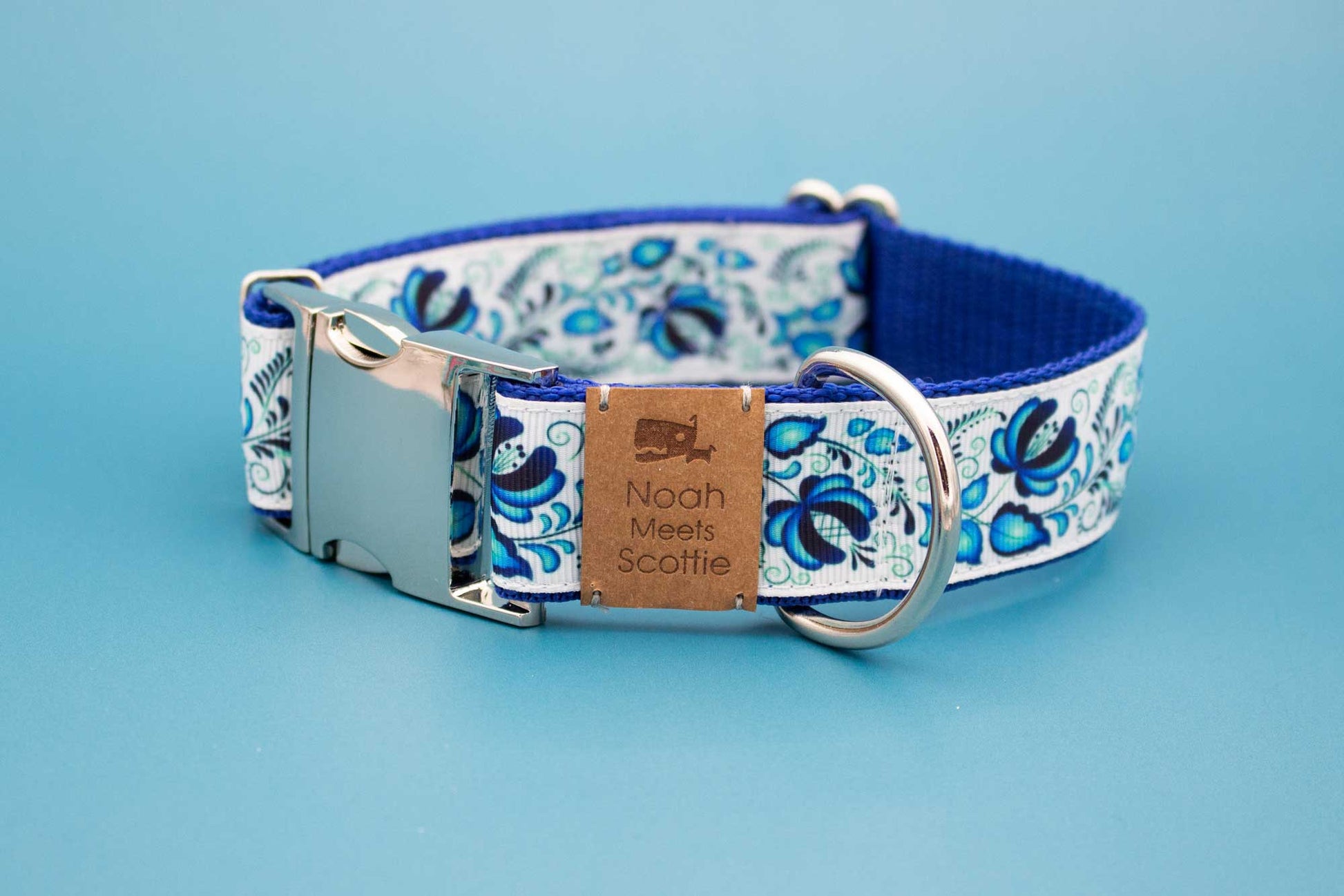 Hundehalsband – blau-weißer Stoff mit Ornamentmuster, silberfarbene Metallschnalle