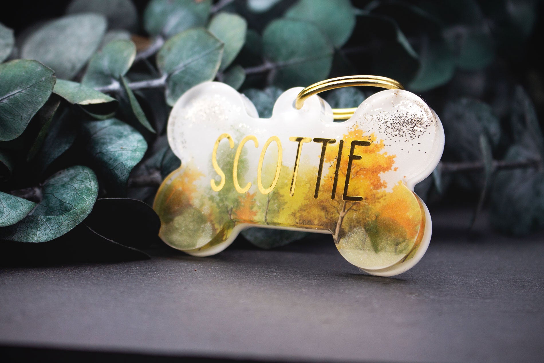 Hundemarke im Knochen-Design mit Baumdesign in Grün und Gelb, Resin, mit Goldglitzer veredelt