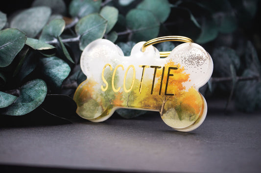 Hundemarke im Knochen-Design mit Baumdesign in Grün und Gelb, Resin, mit Goldglitzer veredelt