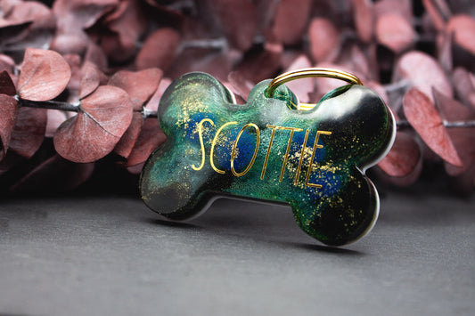 Hundemarke im Knochen-Design in Blau und Grün mit Goldschrift, Resin, glitzernder Farbverlauf