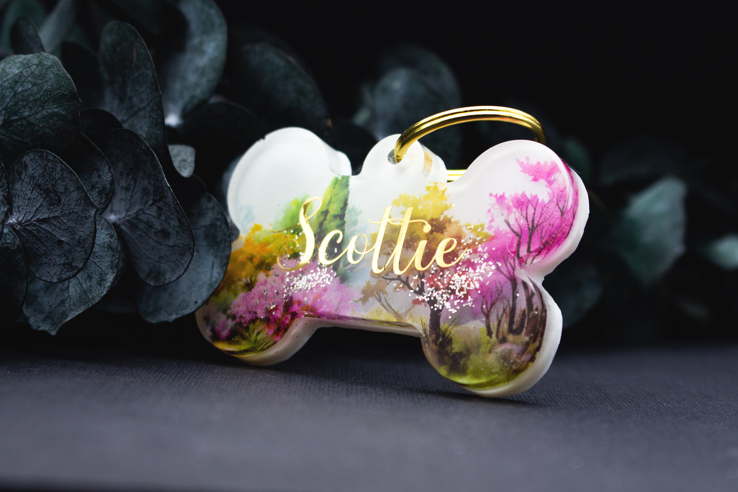 Personalisierte Hundemarke BLÜTENPFAD aus Resin mit bunten Blüten und Goldschrift, florales Natur-Design, wetterfest und langlebig.