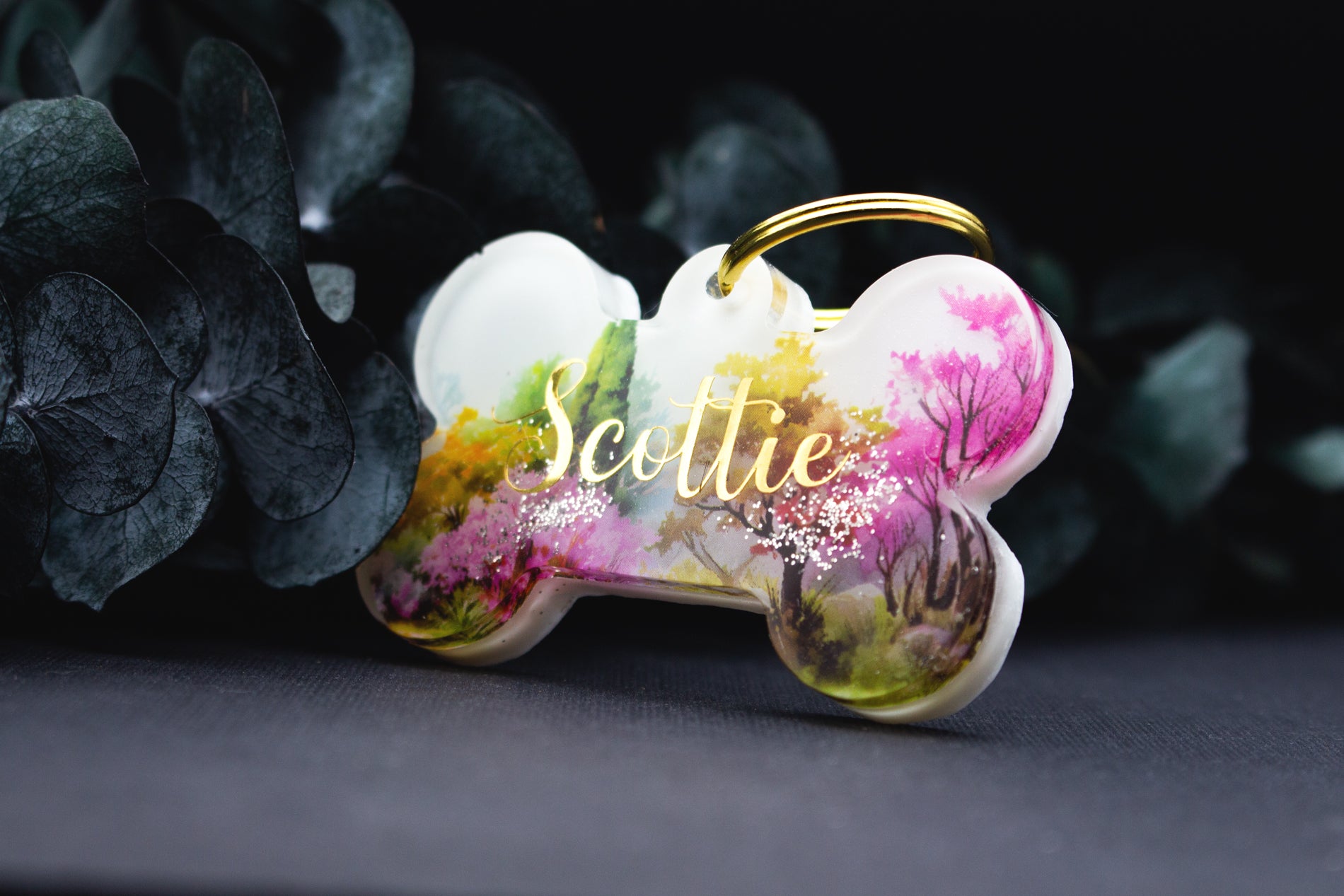 Personalisierte Hundemarke BLÜTENPFAD aus Resin mit bunten Blüten und Goldschrift, florales Natur-Design, wetterfest und langlebig.