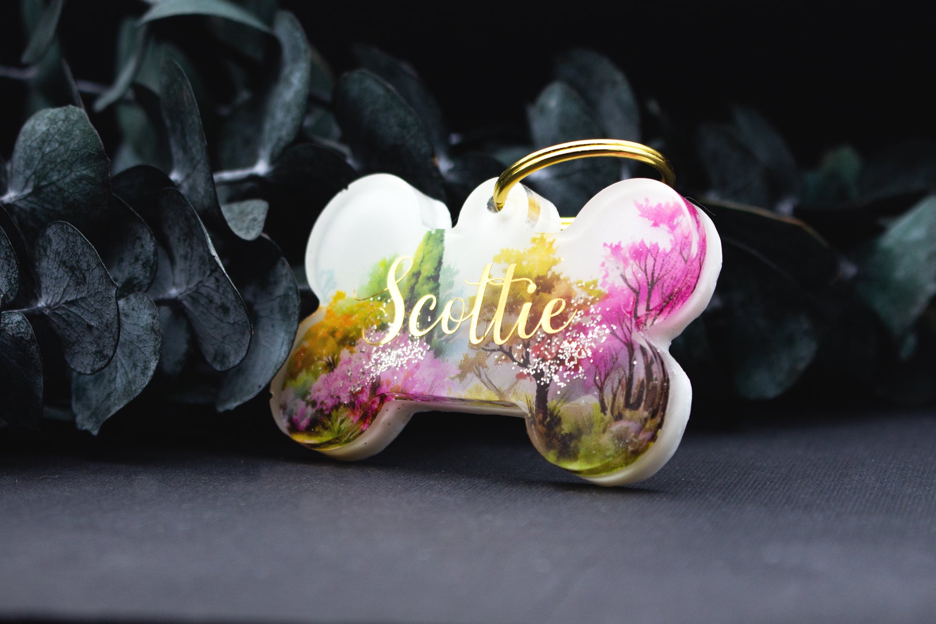 Detailaufnahme der Hundemarke BLÜTENPFAD mit farbenfrohem Landschafts-Motiv, Resin, personalisiert mit Namen, wetterfest.