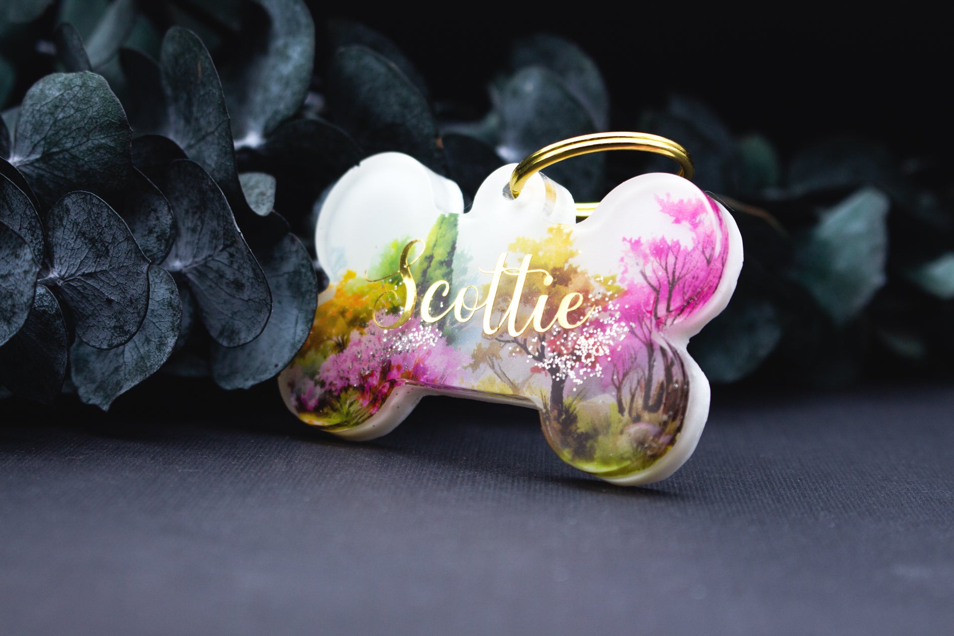 Romantische Hundemarke BLÜTENPFAD aus Resin mit Blumen- und Baum-Motiv, buntes Natur-Design, personalisierbar, wetterfestes Unikat.