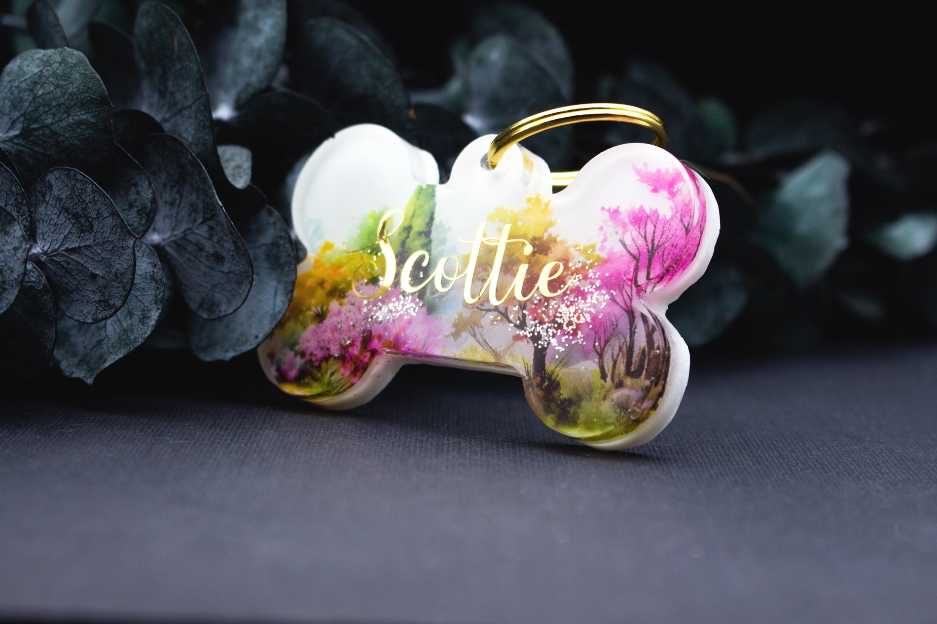 Hundemarke BLÜTENPFAD im floralen Design mit Blüten und Bäumen, handgefertigt aus Resin, romantisches Unikat.