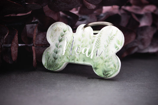 Hundemarke im Knochen-Design mit Eukalyptus-Motiv, grün-weiß, Resin, dezent glitzernd