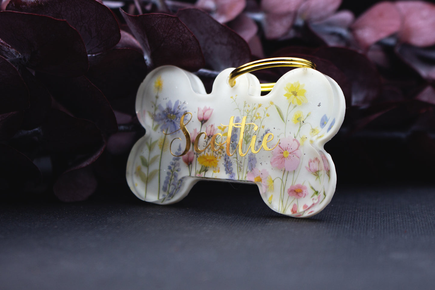 Romantische Resin-Hundemarke EWIGBLÜTE mit floralen Elementen in Weiß und Rosa, personalisierbar, glänzend versiegelt, Unikat für Hunde.
