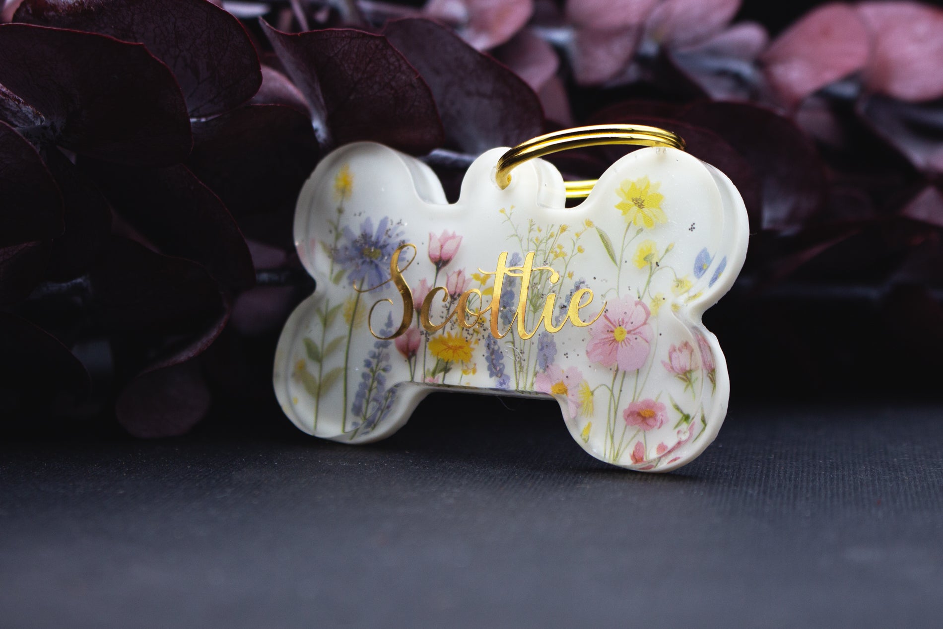 Romantische Resin-Hundemarke EWIGBLÜTE mit floralen Elementen in Weiß und Rosa, personalisierbar, glänzend versiegelt, Unikat für Hunde.