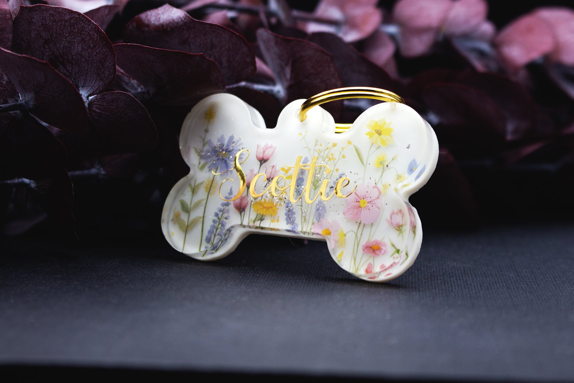 Personalisierte Hundemarke EWIGBLÜTE aus hochwertigem Resin mit floralem Blumen-Design in Weiß und Rosa, wetterfest versiegelt, elegantes Unikat.
