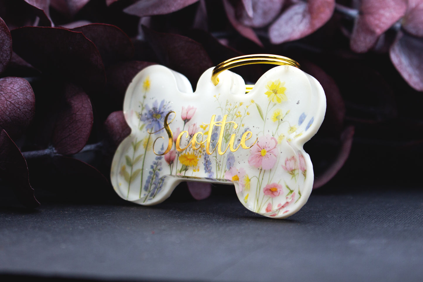 Romantische Hundemarke EWIGBLÜTE aus Resin mit zarten Blüten in Weiß und Pastell, personalisiert mit Name und Telefonnummer, wetterfestes Unikat.