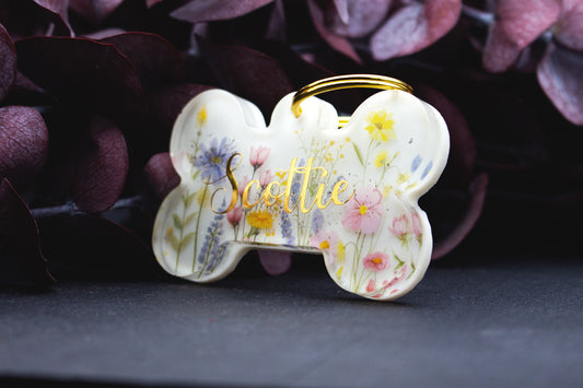 Romantische Hundemarke EWIGBLÜTE aus Resin mit zarten Blüten in Weiß und Pastell, personalisiert mit Name und Telefonnummer, wetterfestes Unikat.