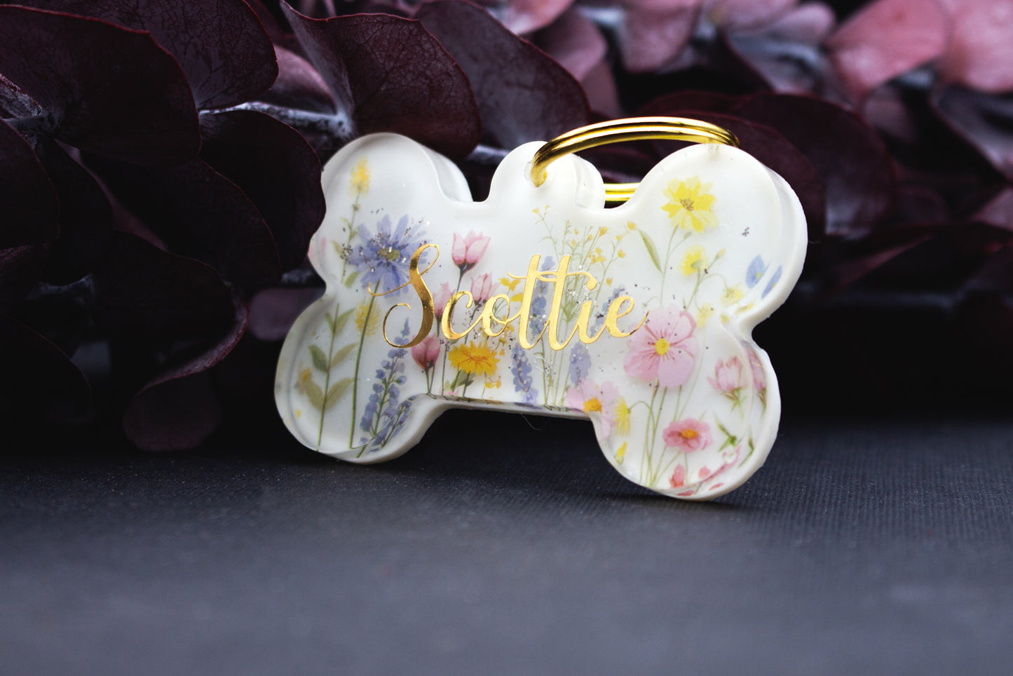 Hundemarke EWIGBLÜTE im zarten Blumen-Design aus Resin, Weiß- und Pastelltöne, individuell beschriftet, romantisch und langlebig.