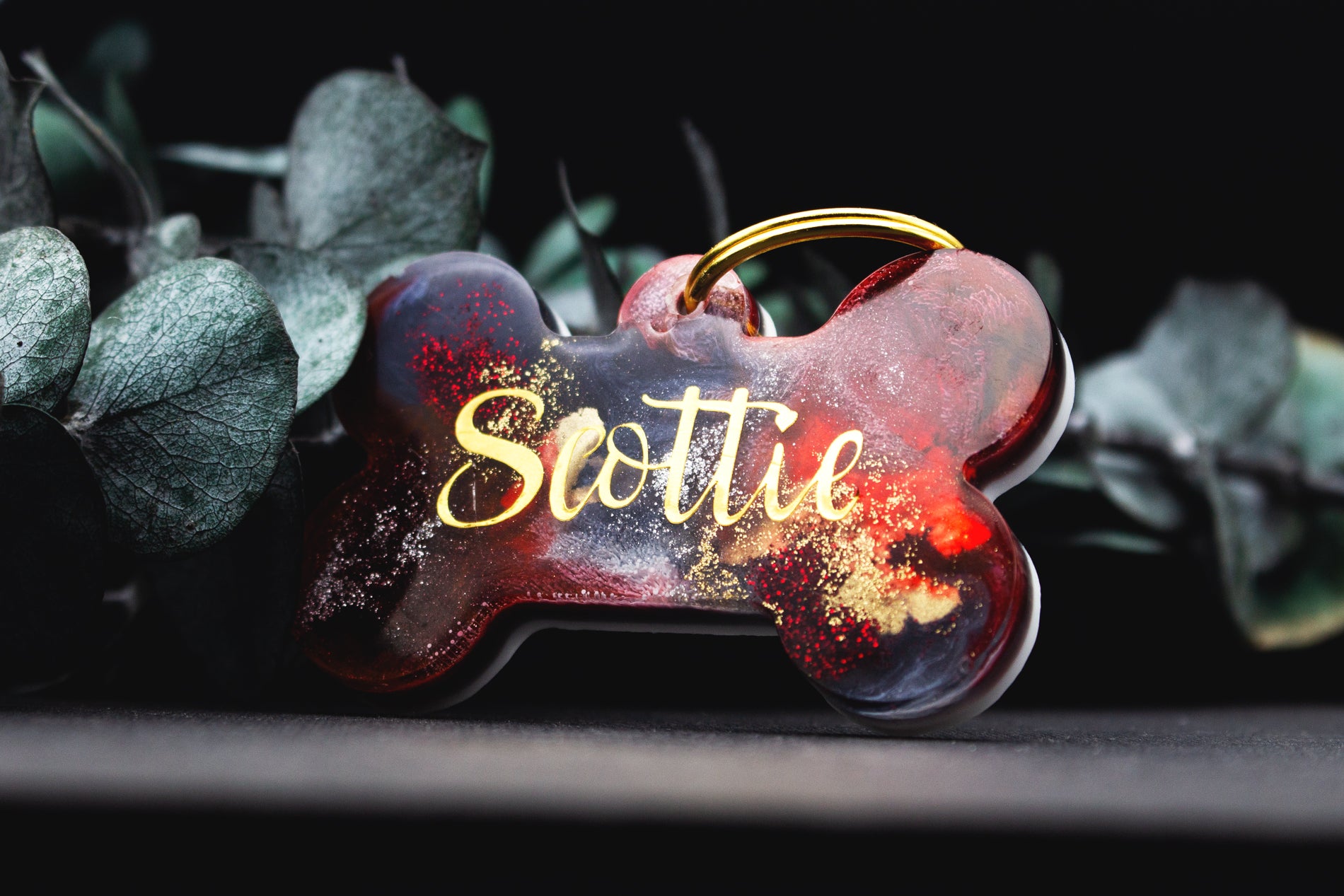 Hundemarke FEUERGLUT aus Resin mit intensivem Rot Schwarz Gold Farbverlauf, personalisierter Hundeanhänger