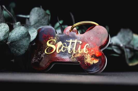 Hundemarke FEUERGLUT aus Resin mit intensivem Rot Schwarz Gold Farbverlauf, personalisierter Hundeanhänger