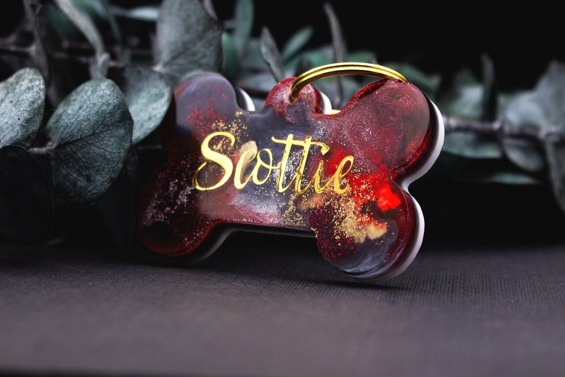 Personalisierte Hundemarke FEUERGLUT mit Goldschrift, glühendem Farbspiel und wetterfester Oberfläche