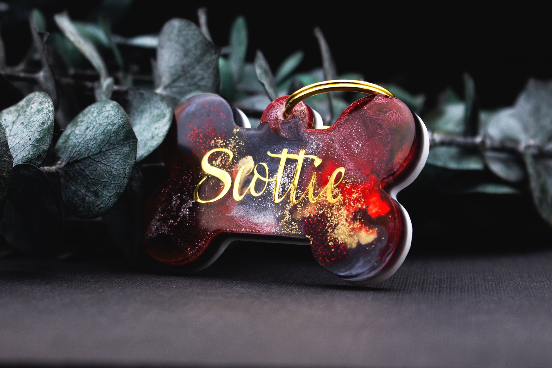 Resin Hundemarke FEUERGLUT mit dunklem Rot, schwarzen Akzenten und feinem Goldschimmer