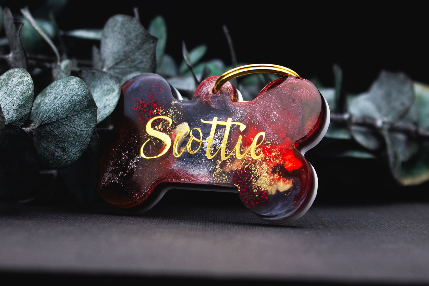 Detailaufnahme Hundemarke FEUERGLUT mit Namenspersonalisierung und stabilem Schlüsselring