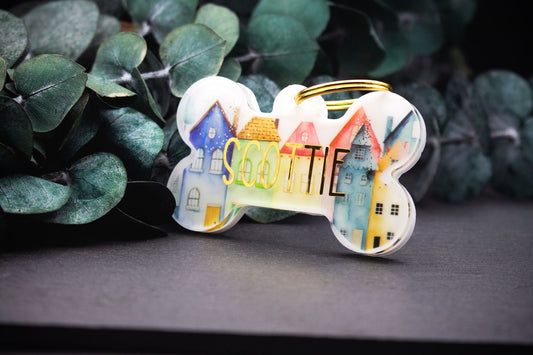Hundemarke im Knochen-Design mit französischer Häuserfront, Resin, buntes malerisches Motiv mit Goldglitzer