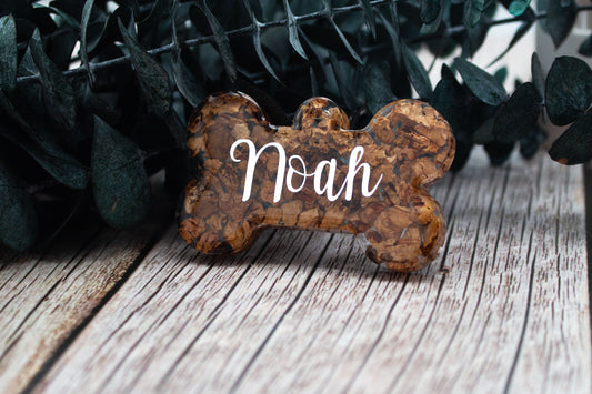 Hundemarke im Knochen-Design aus Kork und Resin, naturverbundenes Design, optional mit Goldglitzer