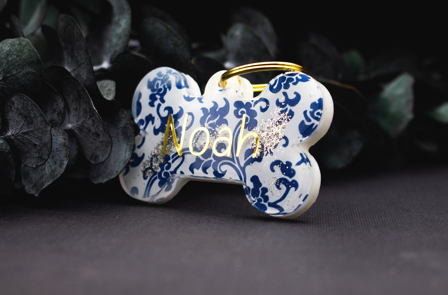 Runde Hundemarke MARAZUR mit blau-weißem Muster, glänzende Resin-Oberfläche und goldene Beschriftung