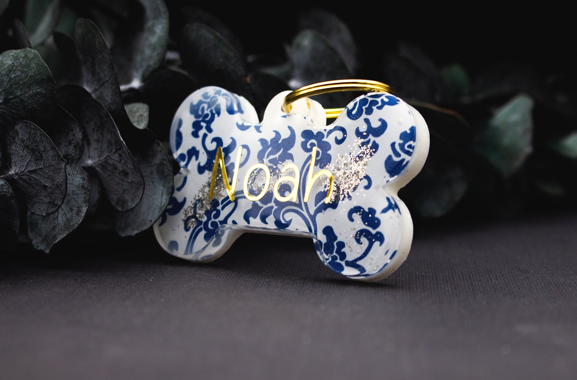 Runde Hundemarke MARAZUR mit blau-weißem Muster, glänzende Resin-Oberfläche und goldene Beschriftung