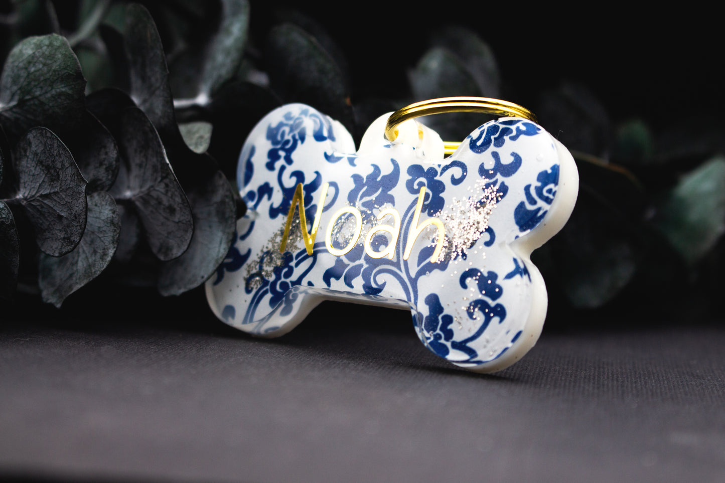 Personalisierte Hundemarke MARAZUR im Ornament-Stil aus Resin, goldener Name versiegelt, wetterfest