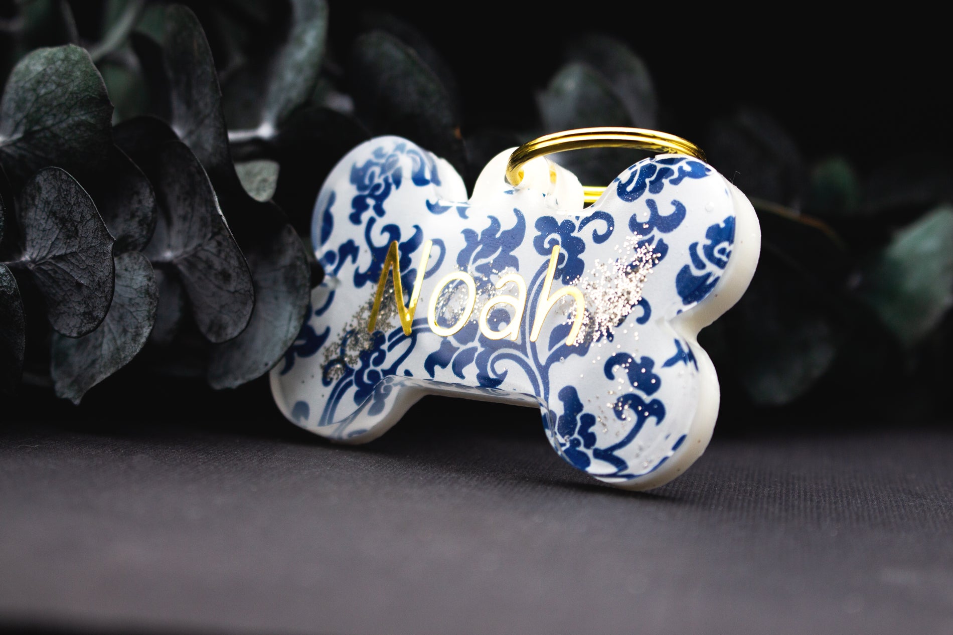 Personalisierte Hundemarke MARAZUR im Ornament-Stil aus Resin, goldener Name versiegelt, wetterfest