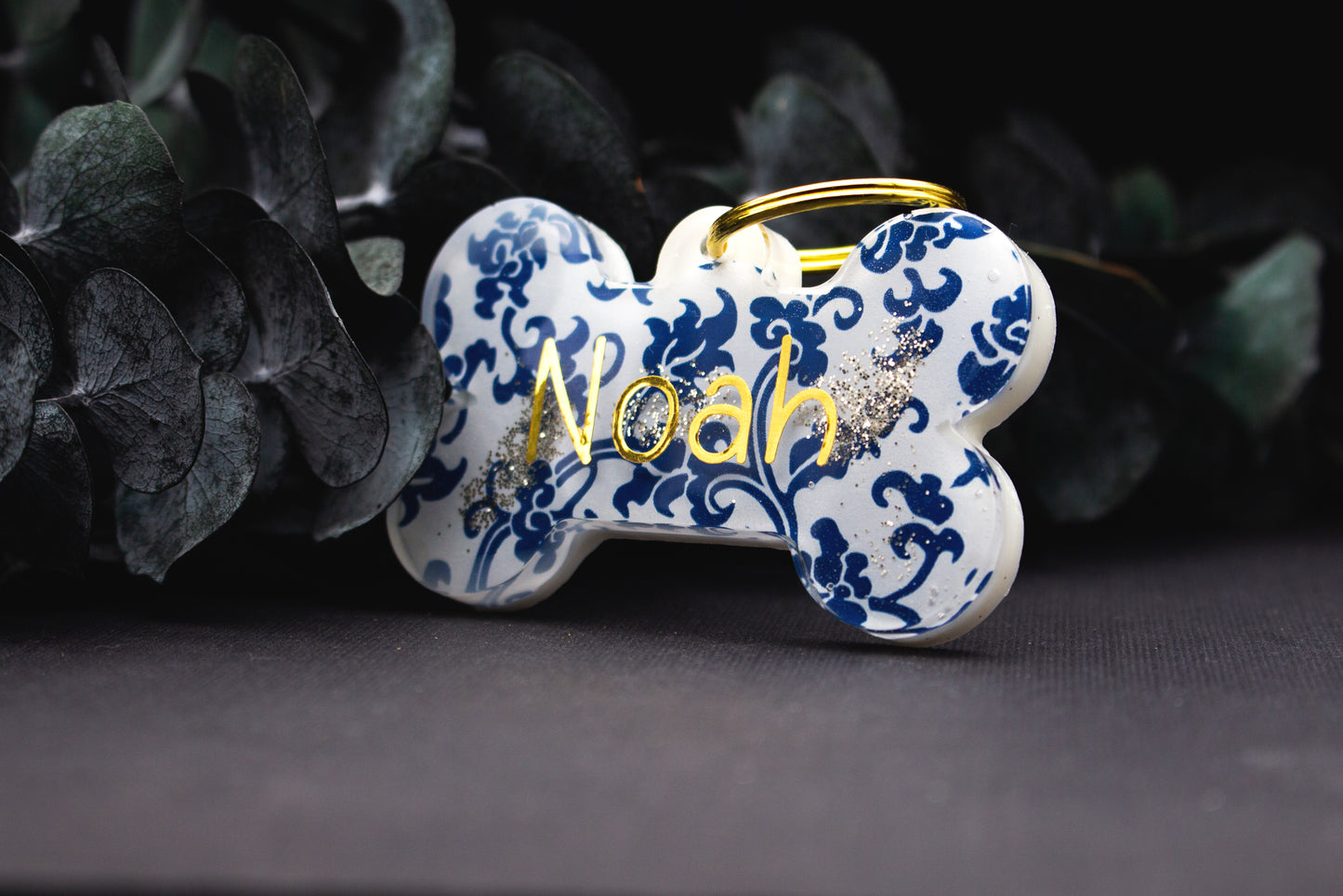 Hundemarke MARAZUR aus Resin mit blau-weißem Ornament und goldenem Schriftzug, wetterfestes Unikat