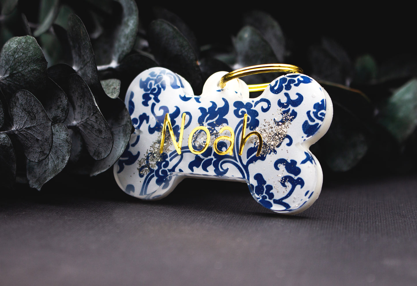 Hundemarke MARAZUR aus Resin mit kunstvollem blau-weißem Ornament, wetterfest und individuell beschriftet