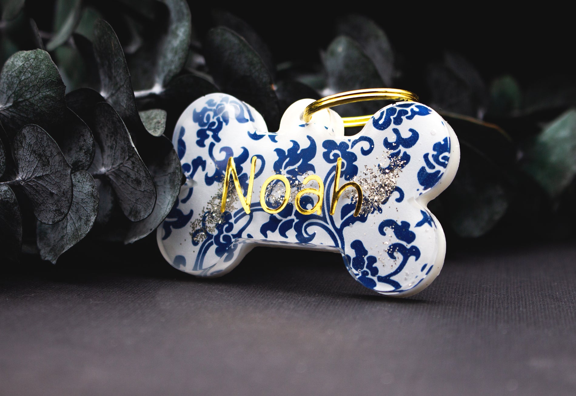 Hundemarke MARAZUR aus Resin mit kunstvollem blau-weißem Ornament, wetterfest und individuell beschriftet