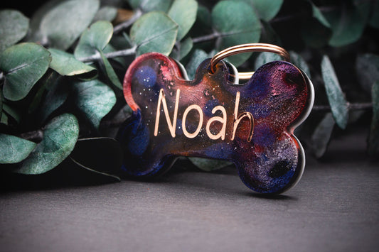 Hundemarke MOHNZAUBER im Knochen-Design mit Farbverlauf in Rot, Rosa und Blau, Resin, wetterfestes Unikat
