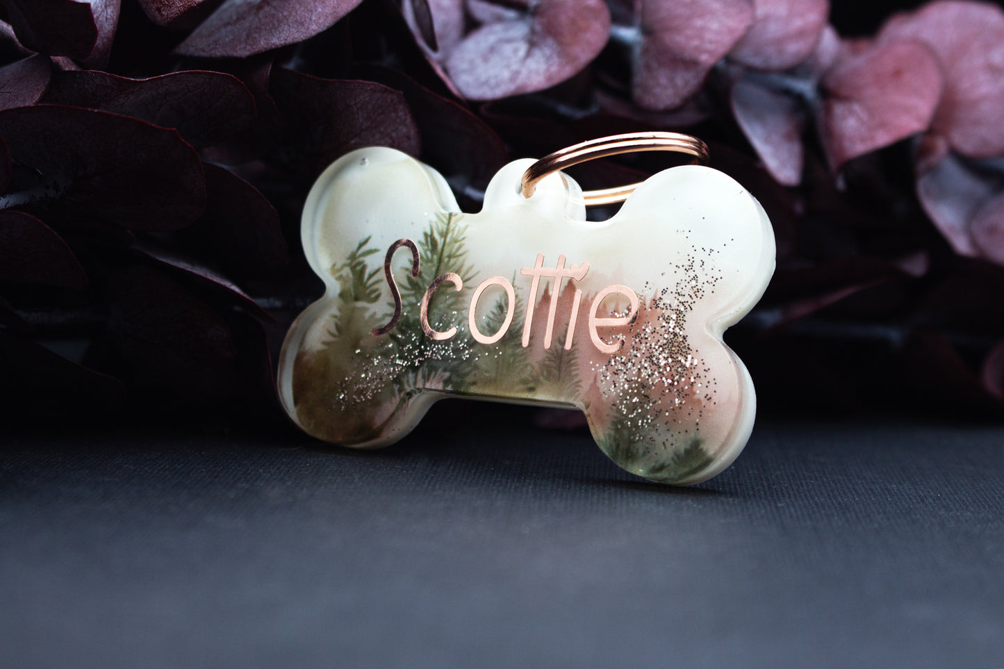 Detailaufnahme Hundemarke NEBELPFAD mit Nebeloptik, Resinoberfläche und individueller Beschriftung