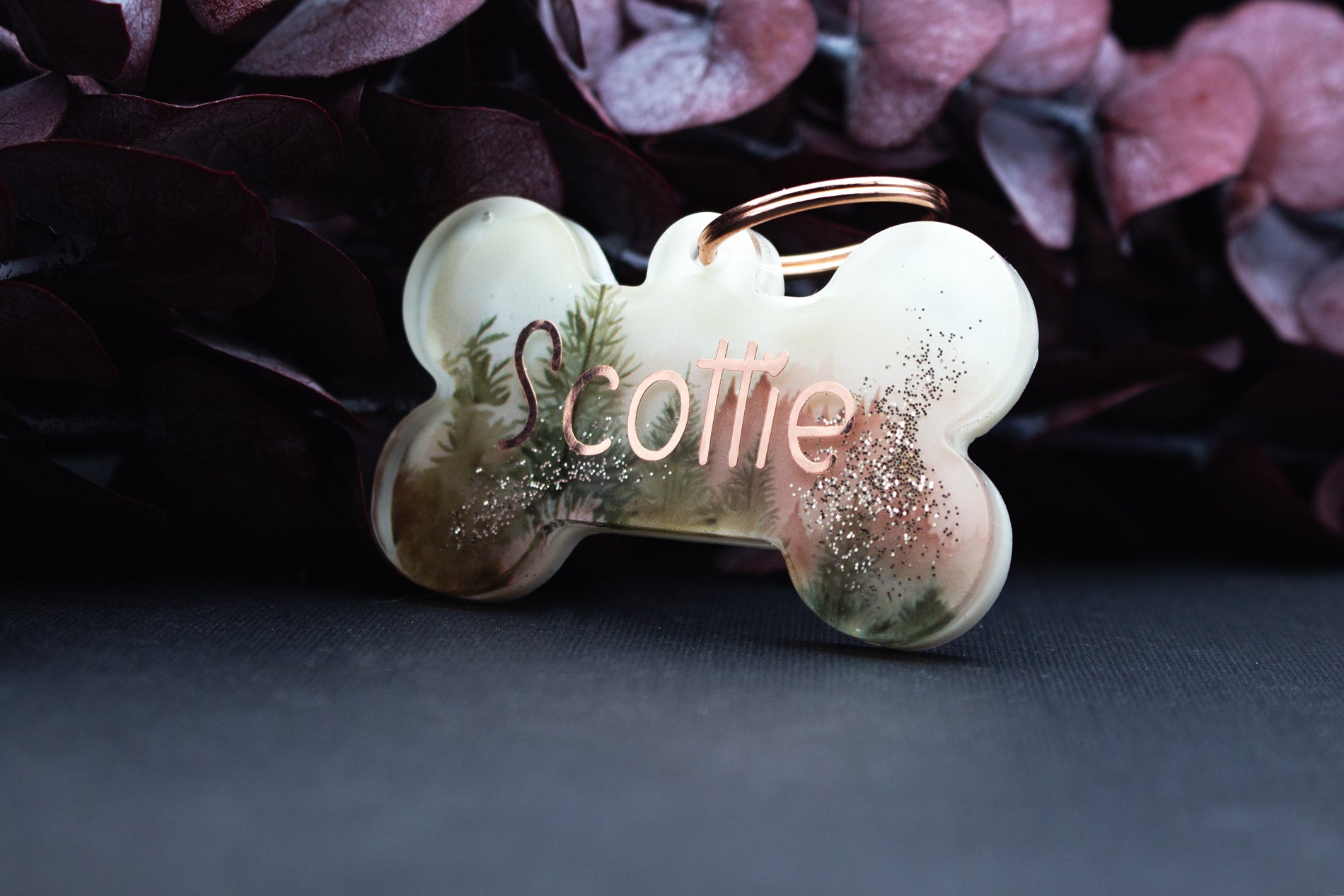 Detailaufnahme Hundemarke NEBELPFAD mit Nebeloptik, Resinoberfläche und individueller Beschriftung